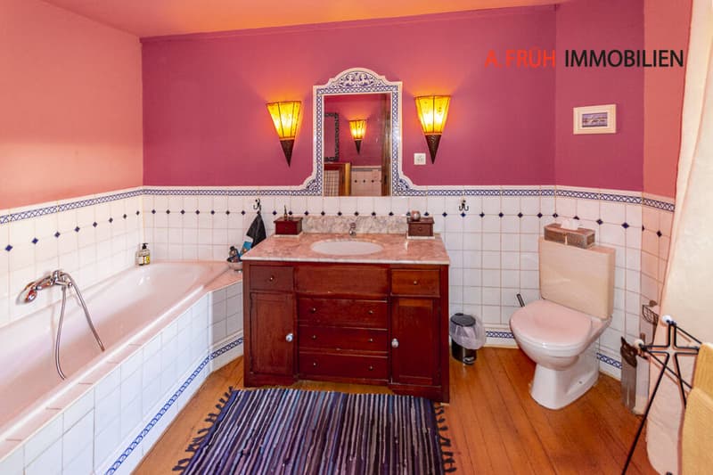 Badezimmer mit Badewanne im OG