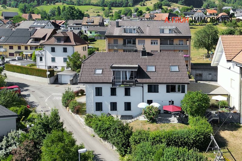 Liegenschaft Aussen mit Sitzplatz
