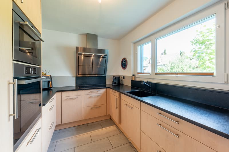 Detached home with flexible room usage (5)