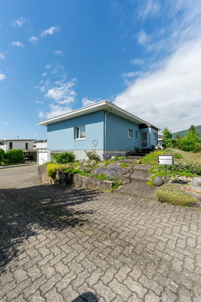 Detached home with flexible room usage (1)