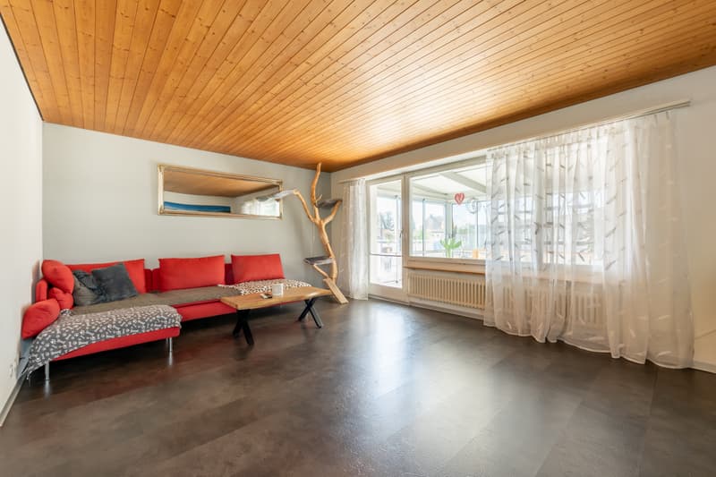 Detached home with flexible room usage (2)