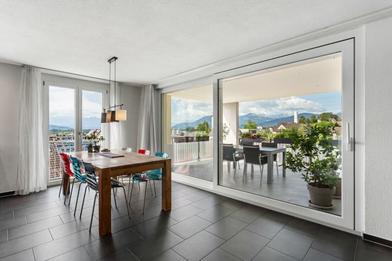 Appartement attractif 4.5 pièces avec terrasse spacieuse, garage et parking extérieur (6)