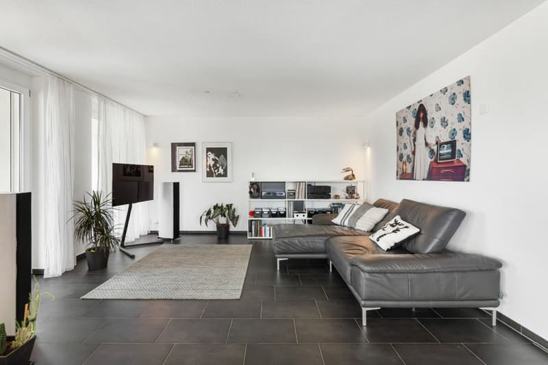 Appartement attractif 4.5 pièces avec terrasse spacieuse, garage et parking extérieur (2)