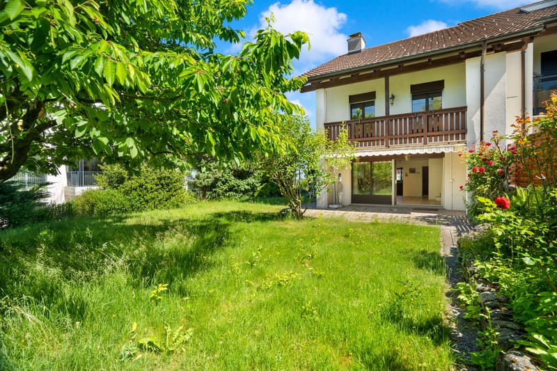 Attraente casa a schiera con grande potenziale e giardino unico (1)