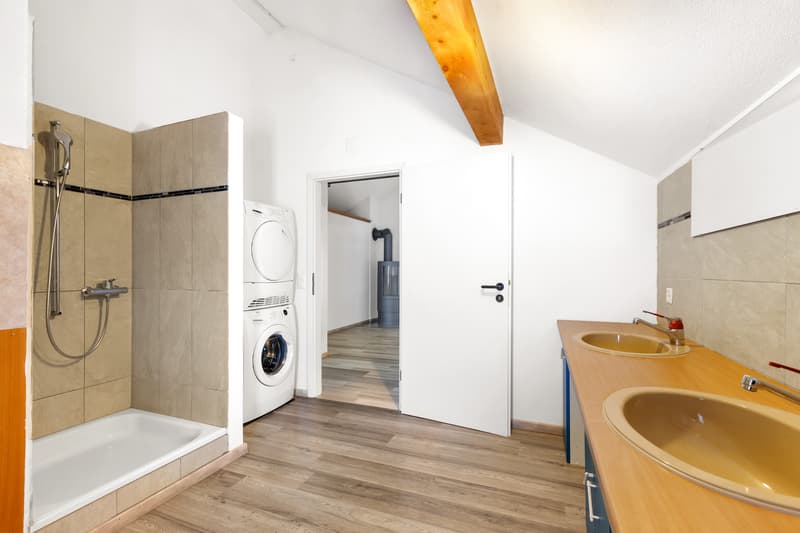 Grosszügiges Zweifamilienhaus mit Wohnmobilgarage (3)