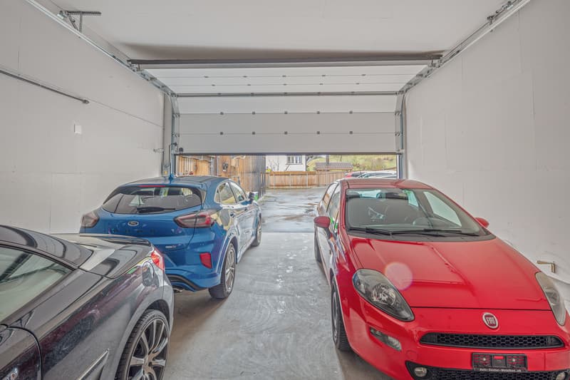 Grosszügiges Zweifamilienhaus mit Wohnmobilgarage (7)
