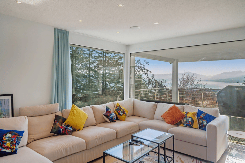 Modern single-family house with panoramic lake view (2)