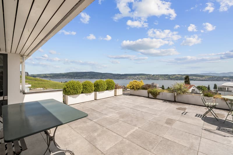 Terraced house with dreamy lake view and design potential (2)