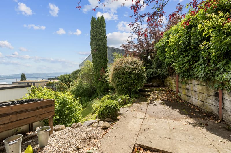 Terraced house with dreamy lake view and design potential (10)