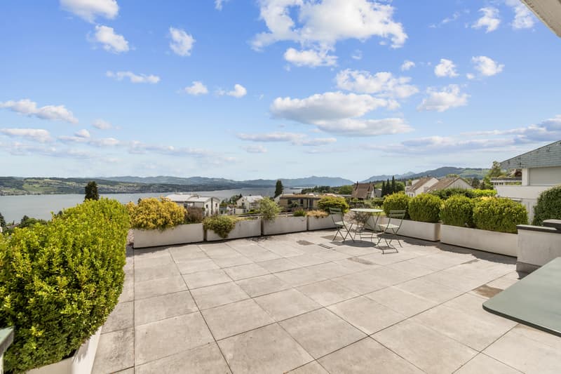 Terraced house with dreamy lake view and design potential (1)