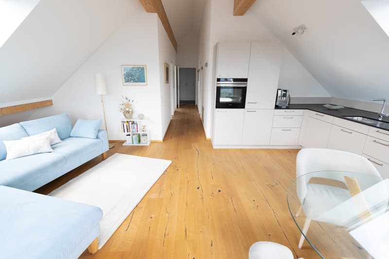 Sehr schöne 3.5-Zimmer-Dachwohnung mit toller Aussicht in Jenins (4)