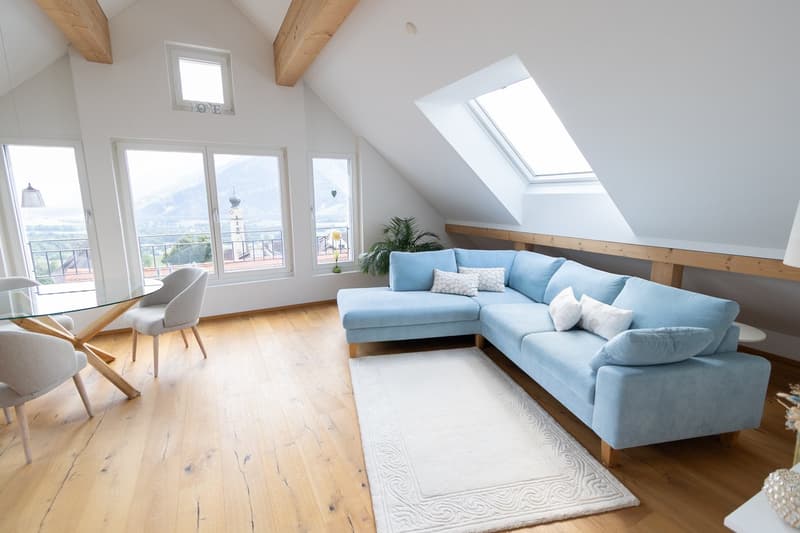 Sehr schöne 3.5-Zimmer-Dachwohnung mit toller Aussicht in Jenins (2)
