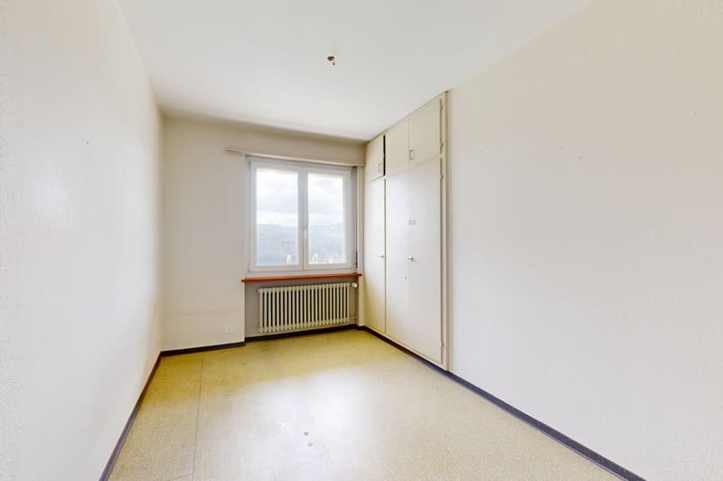 empty room, white walls, yellow floor, window with view, radiator