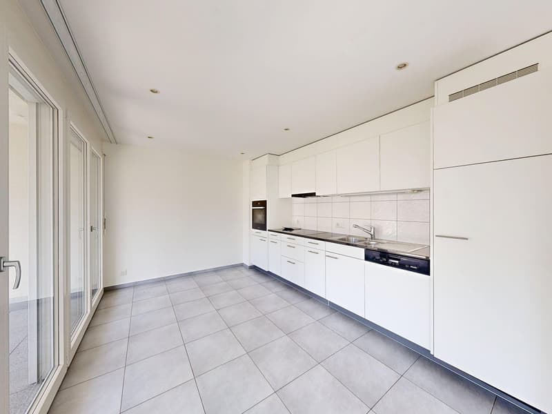 Helle 3.5-Zimmer-Wohnung im Baurecht mit Balkon und Aussenparkplatz (2)