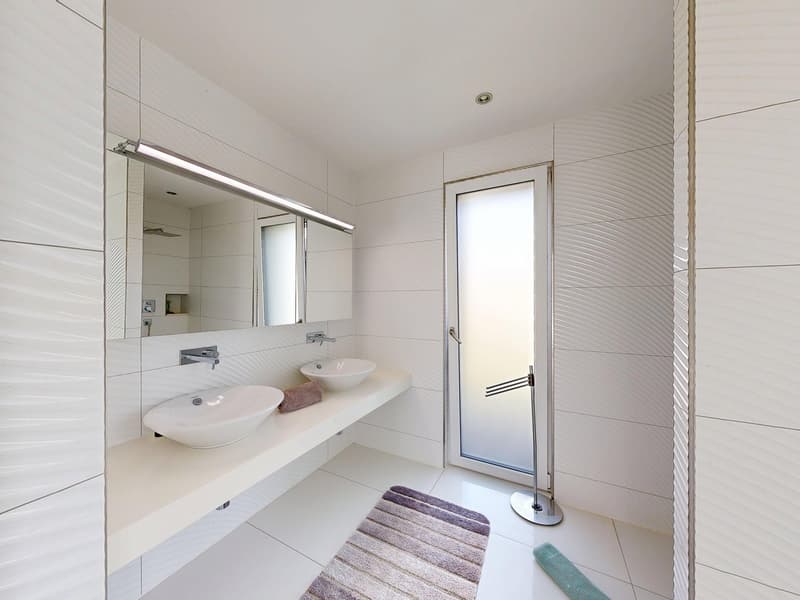 7.5-Zimmer-Villa mit Pool und grosszügigem Raumangebot (17)