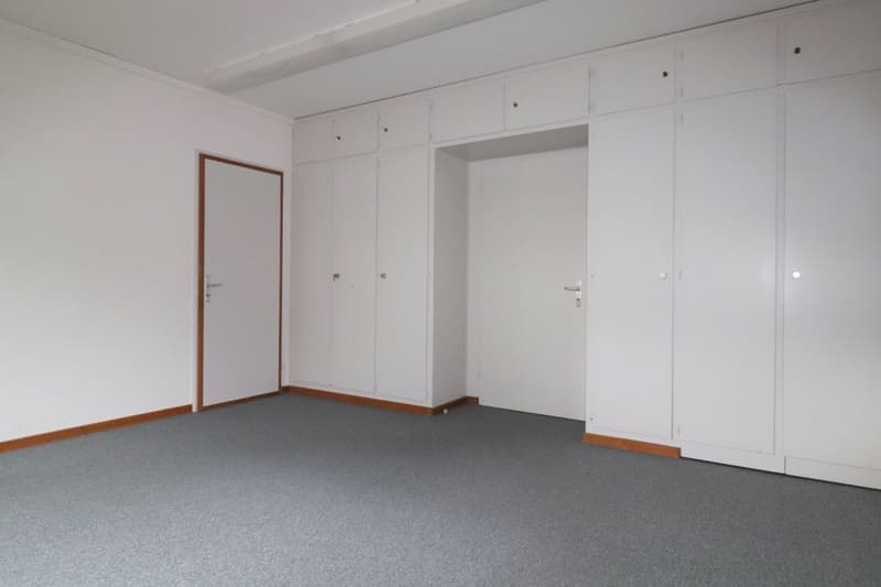 Büro (21 m2) mit Wandkästen und Lavabo