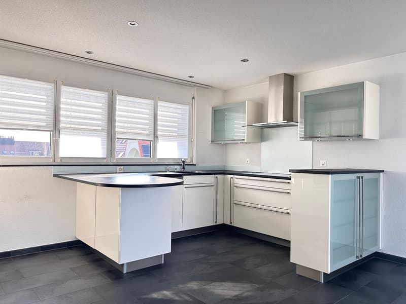 Sunny 4.5-room attic apartment with parking space (4)