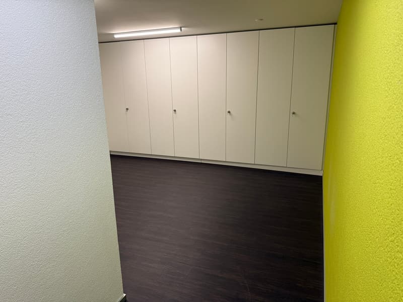Separater Büro-/Bastelraum mit Einbauschränken