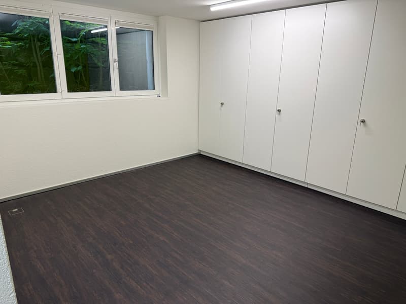 Büro-/Bastelraum mit Fenstern und Lichtschacht
