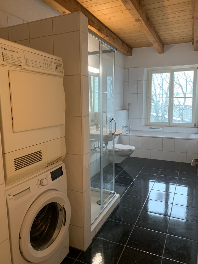 Badezimmer mit Dusche und Waschturm