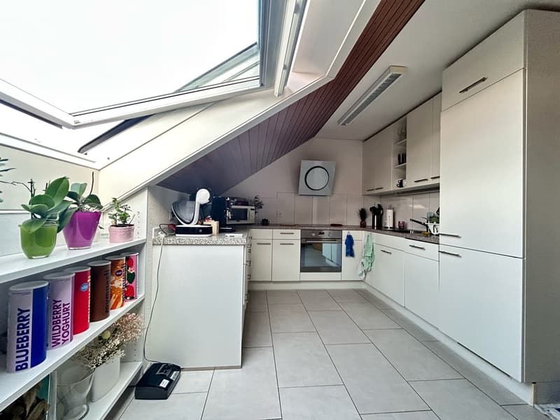 Charmante 2.5-Zimmer-Dachwohnung mit Garage (2)