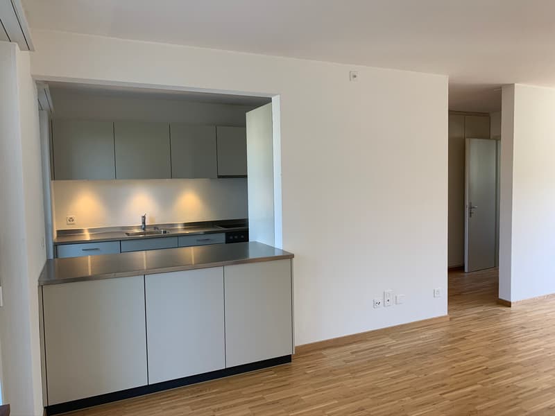 Sicht von Essbereich in Küche