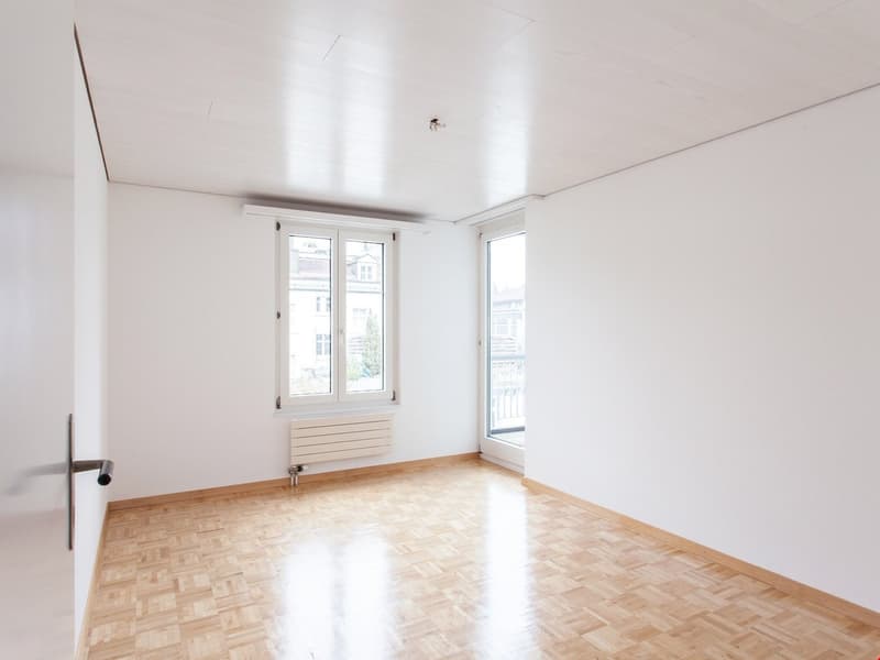 Bei den Fotos handelt es sich um sinngemässe Bilder der gleichen Wohnung im 2. Obergeschoss