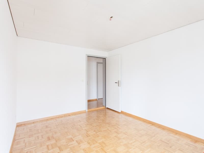 Bei den Fotos handelt es sich um sinngemässe Bilder der gleichen Wohnung im 2. Obergeschoss