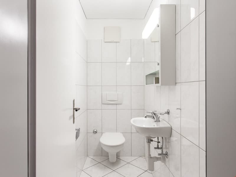 Bei den Fotos handelt es sich um sinngemässe Bilder der gleichen Wohnung im 2. Obergeschoss