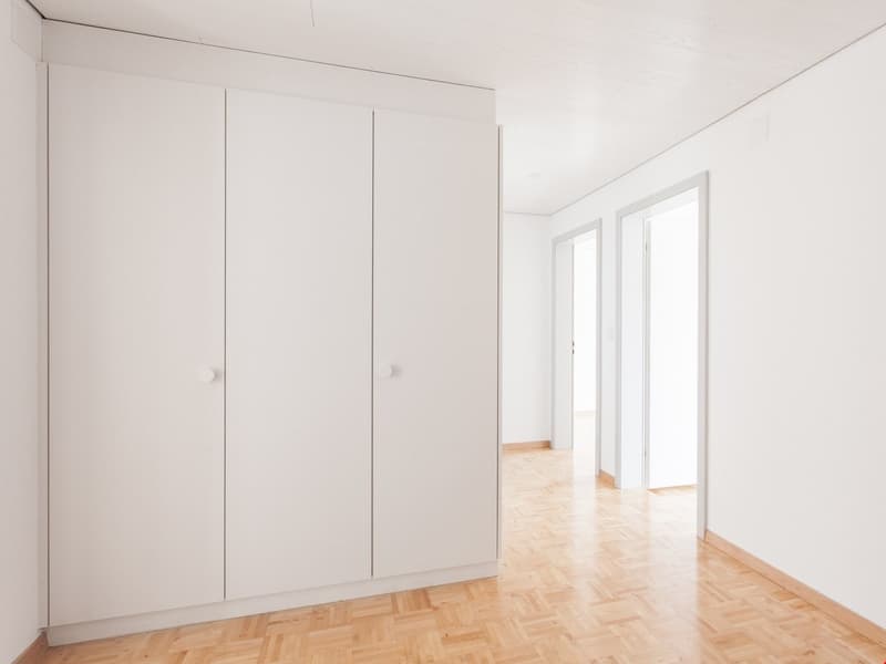 Bei den Fotos handelt es sich um sinngemässe Bilder der gleichen Wohnung im 2. Obergeschoss