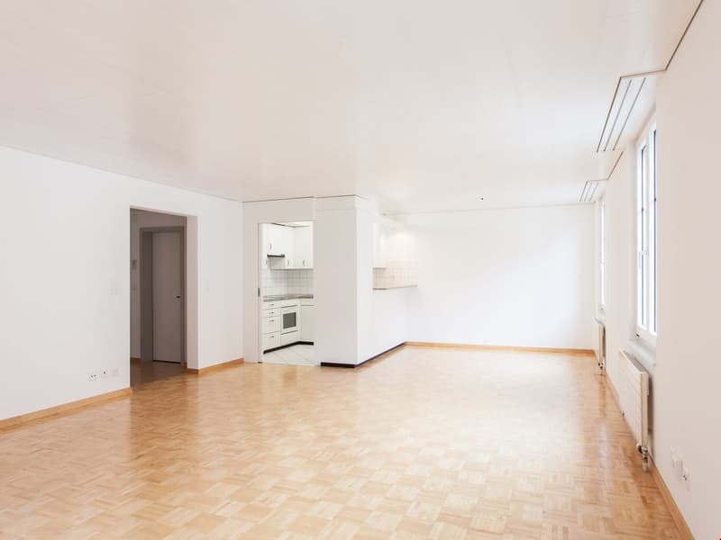 Bei den Fotos handelt es sich um sinngemässe Bilder der gleichen Wohnung im 2. Obergeschoss