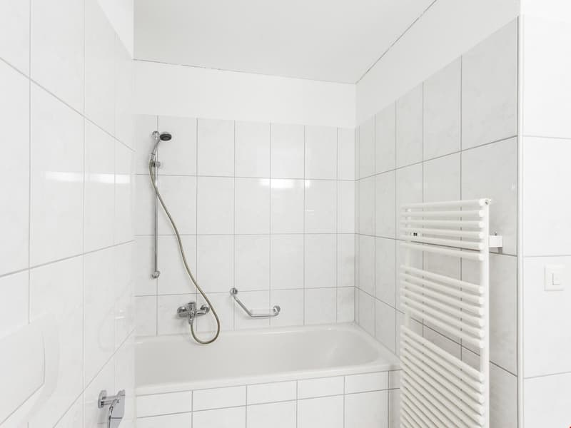 Bei den Fotos handelt es sich um sinngemässe Bilder der gleichen Wohnung im 2. Obergeschoss
