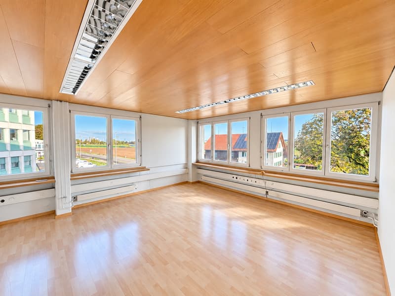 Flexible Bürofläche mit viel Tageslicht in Fällanden (2)