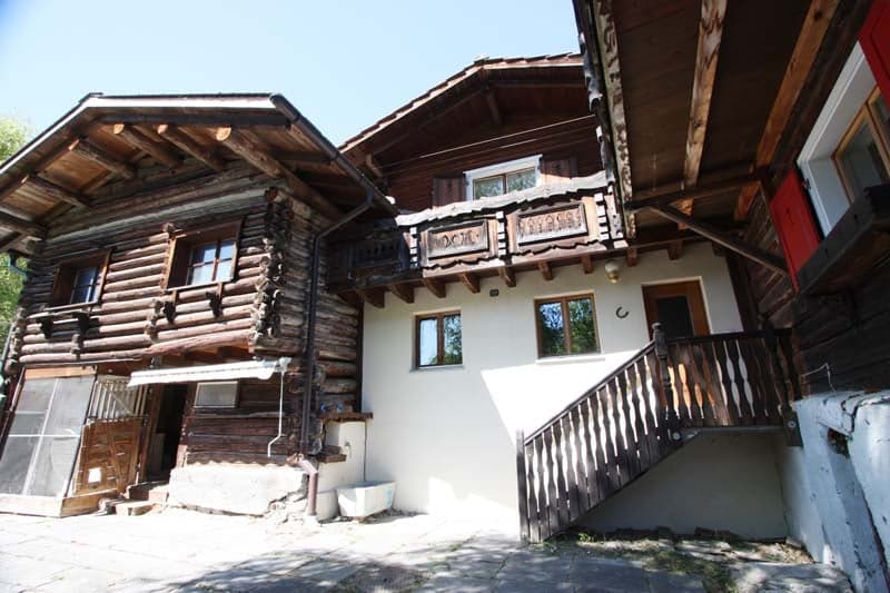 Chalet-style blockhouse with stable and meadow (4)