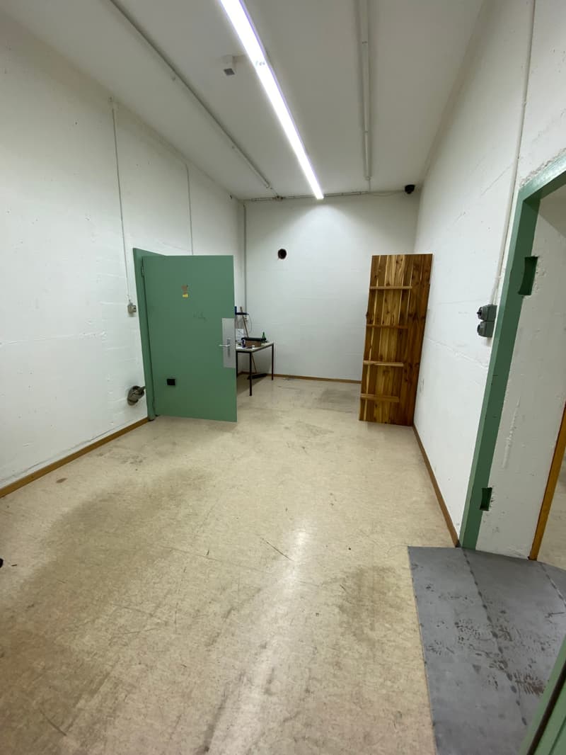 Lagerraum in Schutzraum mit Warenlift zu vermieten (2)