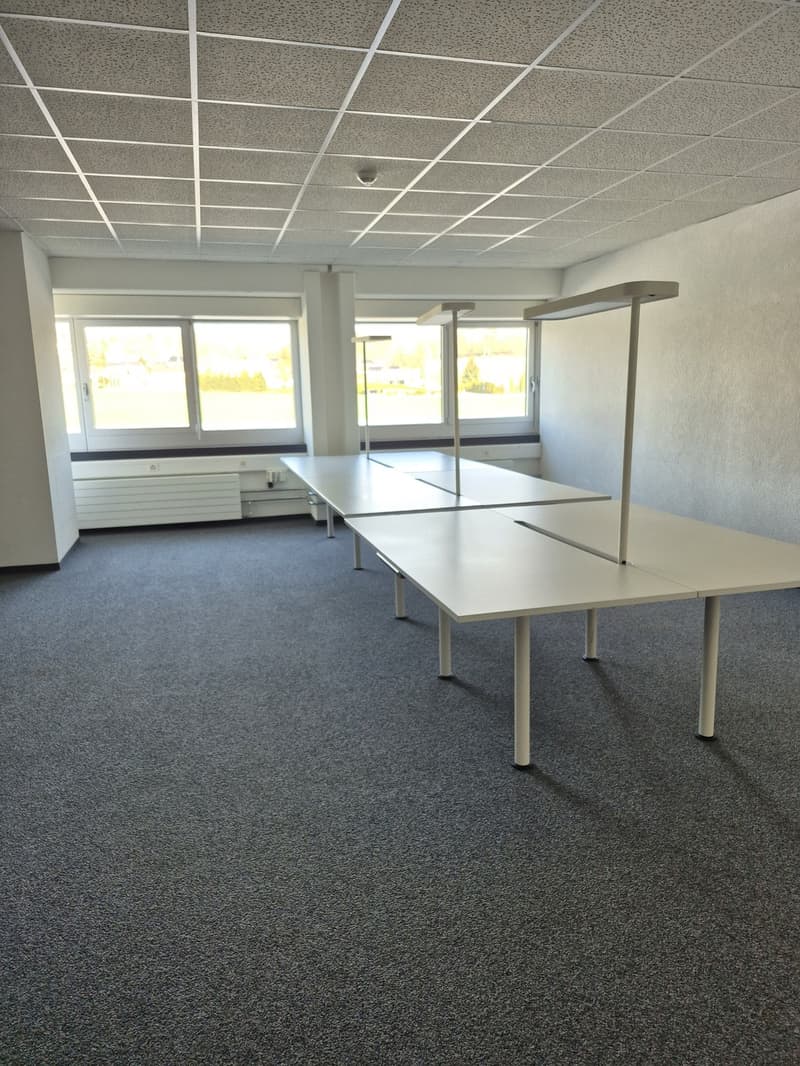 Bright and modular/divisible offices in a central location close to the highway (11)