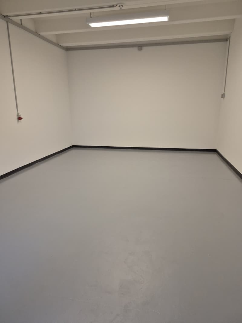 Bright and modular/divisible offices in a central location close to the highway (7)