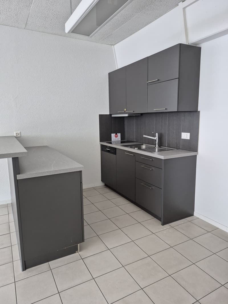 Bright and modular/divisible offices in a central location close to the highway (3)