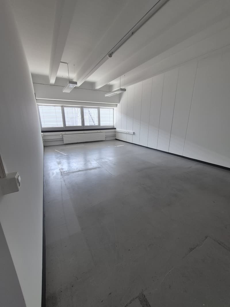Bright and modular/divisible offices in a central location close to the highway (2)
