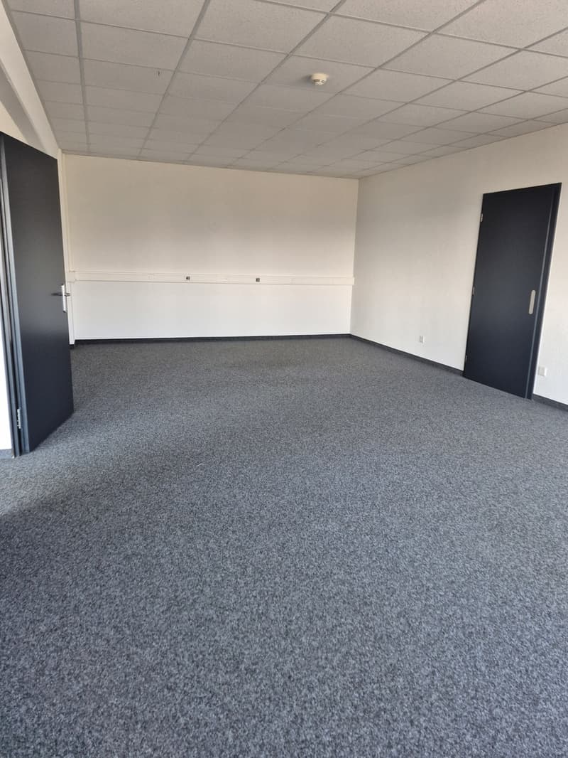 Bright and modular/divisible offices in a central location close to the highway (5)