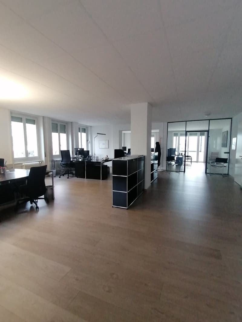 Bella superficie di ufficio vicino alla stazione (2)