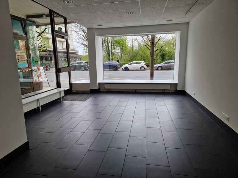 Schöne Fläche mit großer Vitrine - klimatisiert (2)