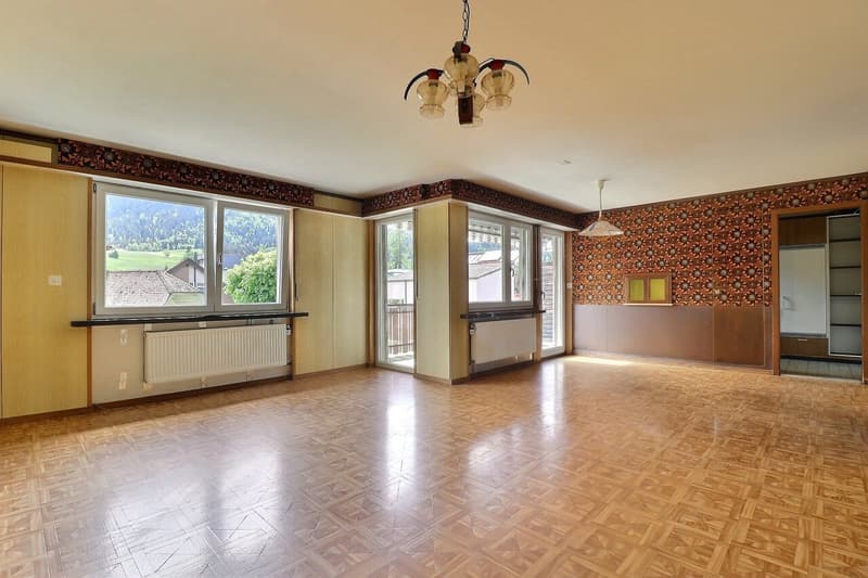 Charmante 4,5-Zimmer-Stockwerkeigentumswohnung mit Balkon und Garage (2)