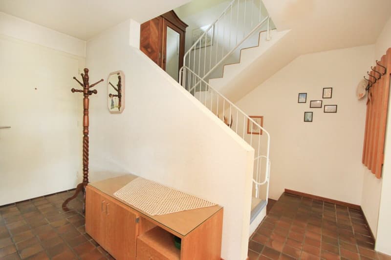 Schöner Eingangsbereich mit Treppe in die weiteren Geschosse
