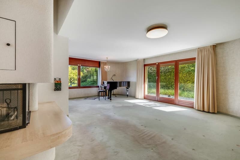 Helles Wohnzimmer mit bodentiefen Fenstern...