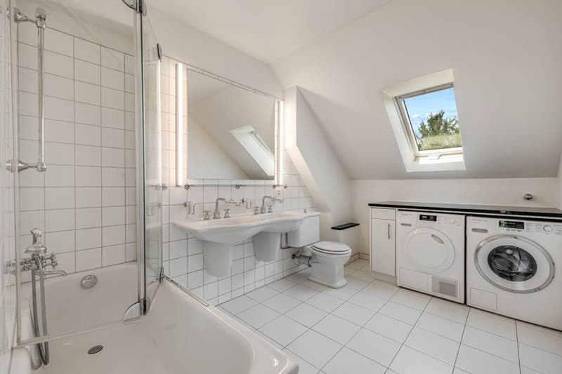 Eigene Waschmaschine und Tumbler im Badezimmer