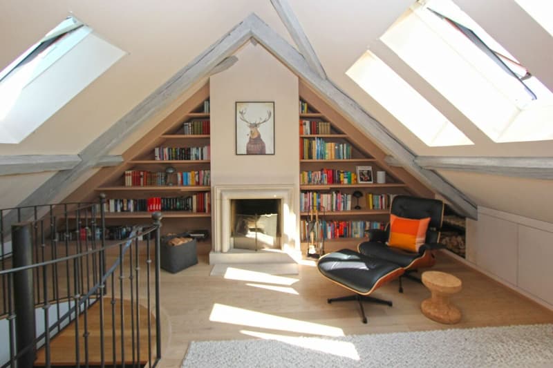 ... und der eingebauten Bücherwand