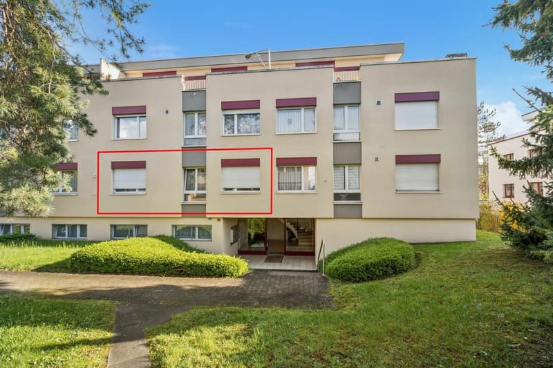 Bright 3-room apartment with large living area and balcony in Reinach (2)