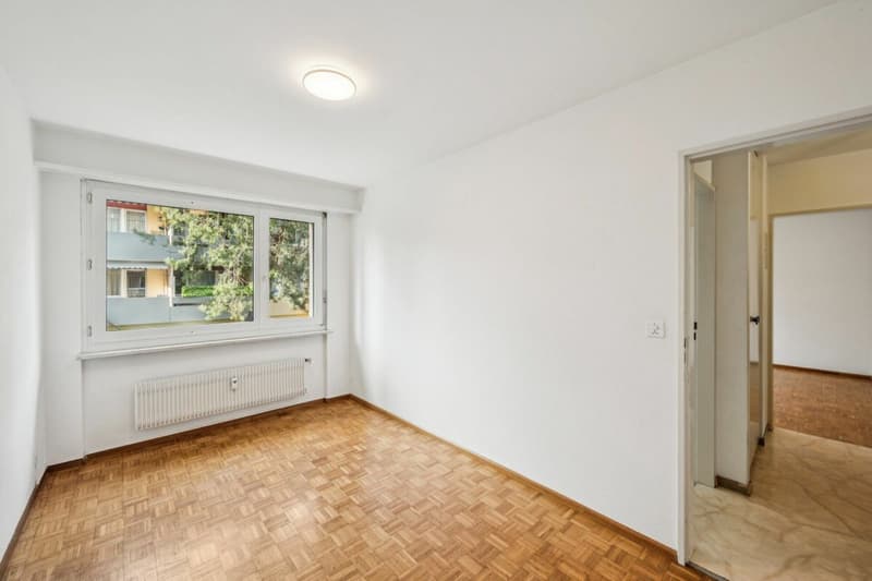 Kinderzimmer mit grossem Fenster