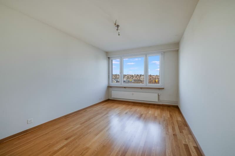 Das grosse Schlafzimmer mit schönem Ausblick
